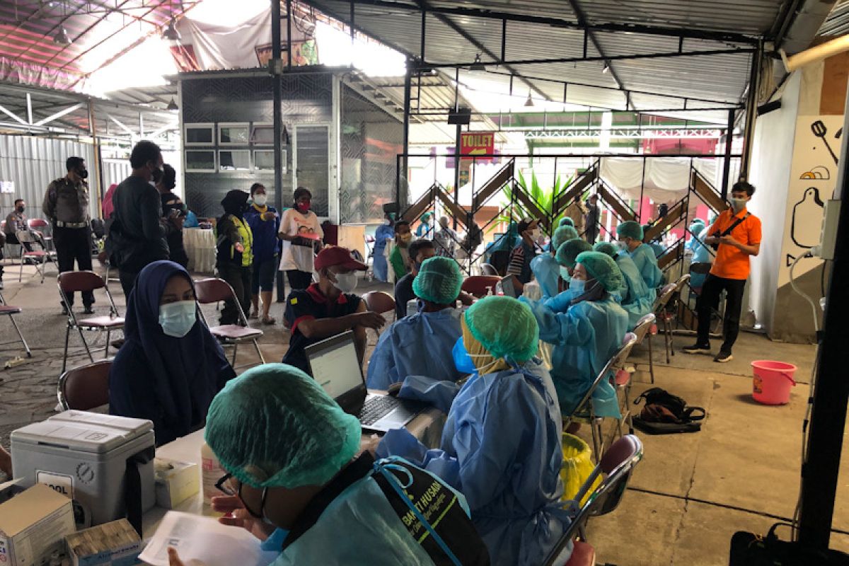 Kota Yogyakarta salurkan bantuan beras sekaligus beri vaksinasi COVID-19