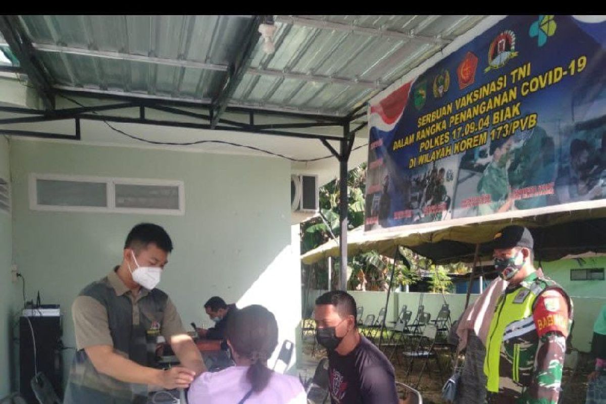 TNI/Polri gencarkan serbuan vaksinasi untuk warga Biak