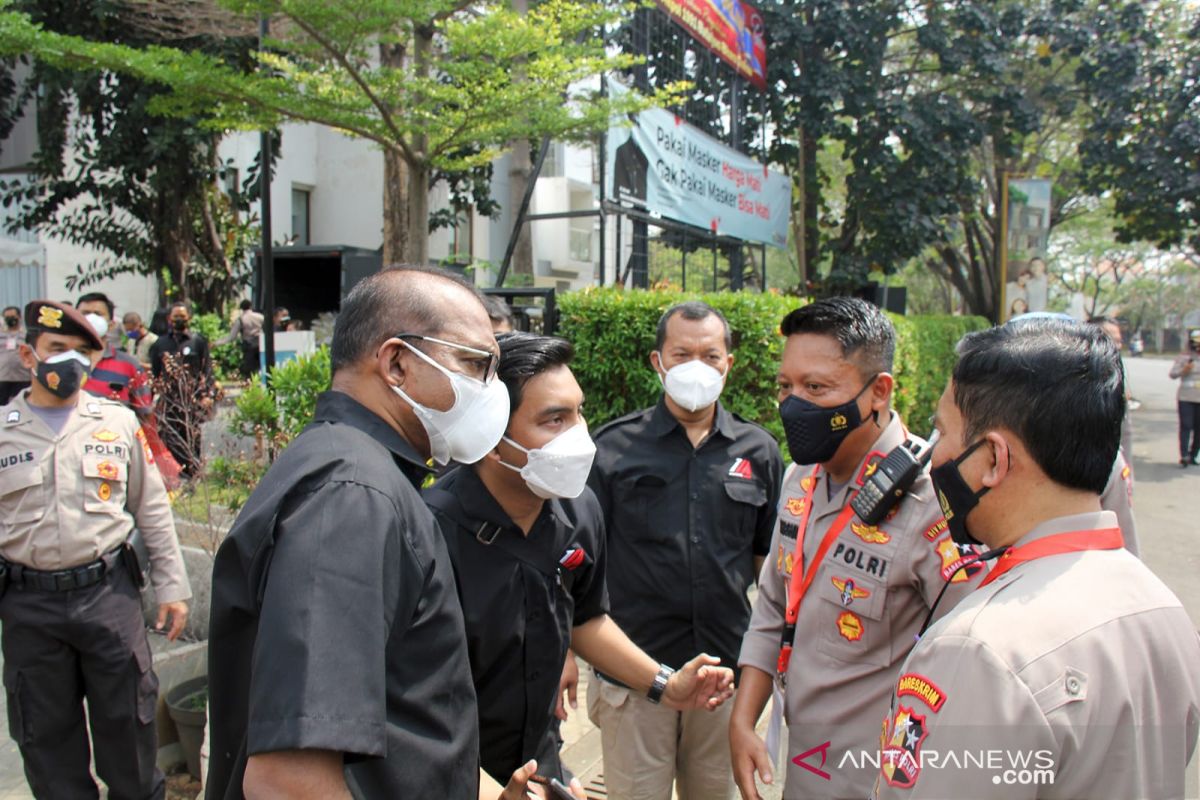 Police academy alumni distribute 1,500 relief packages in East Jakarta