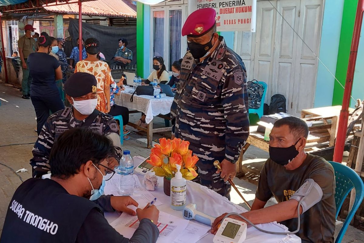 Serbuan Vaksinasi Lantamal VIII jangkau masyarakat di Pulau Nain