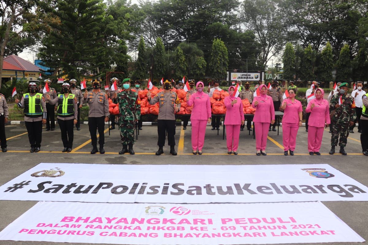 400 paket sembako dibagikan Polres Langkat kepada warga terdampak COVID