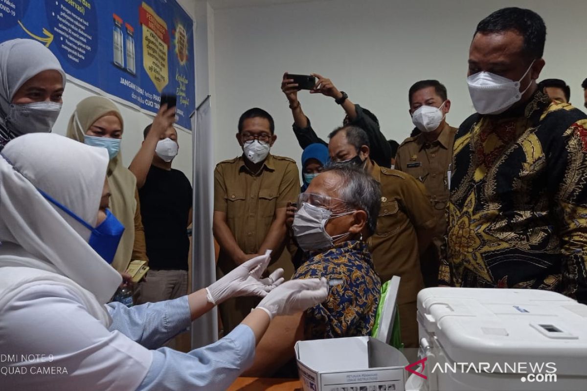 Sulsel mulai berikan vaksin COVID-19 dosis ketiga bagi nakes