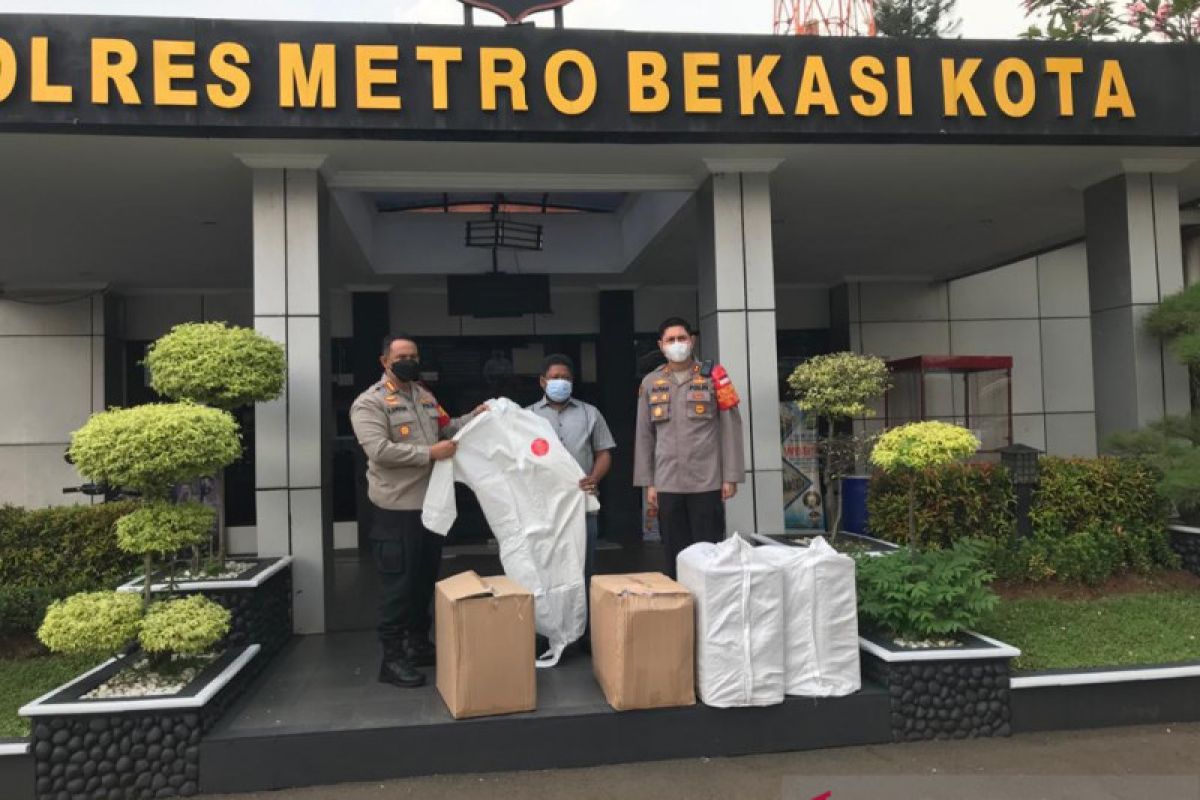 Politisi PDIP serahkan ribuan APD kepada Polres Metro Bekasi