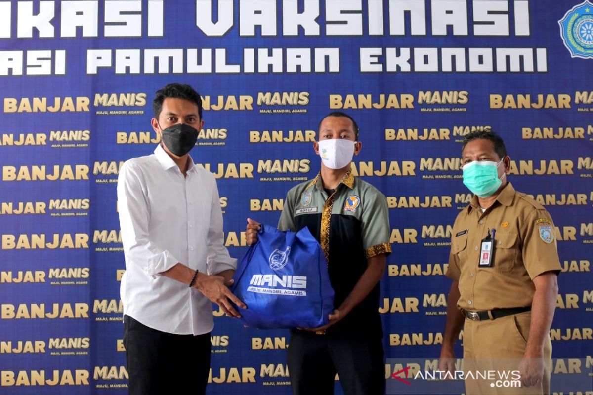 Bupati serahkan bantuan sembako warga isoman karena COVID-19