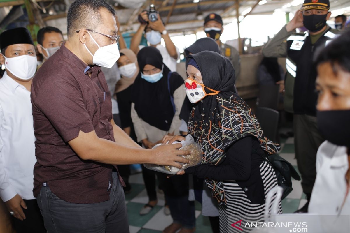 Pemprov NTB salurkan bantuan dan modal usaha PKL Pantai Ampenan