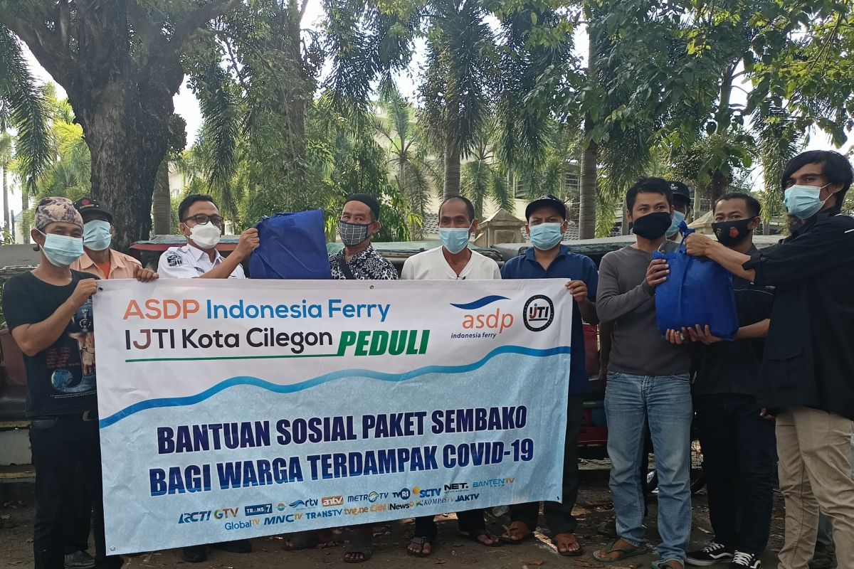 ASDP Merak gandeng IJTI Cilegon salurkan ratusan paket sembako