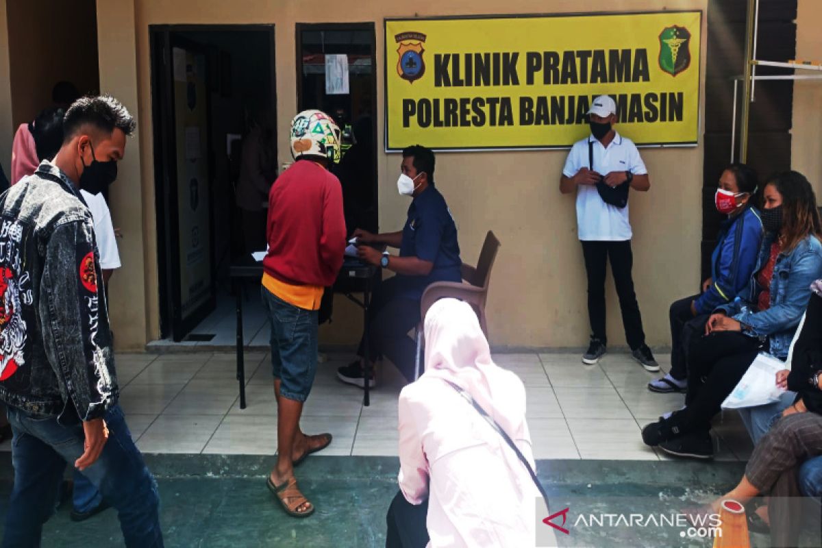 Vaksinasi COVID-19 di Klinik Pratama Polresta Banjarmasin lampui target