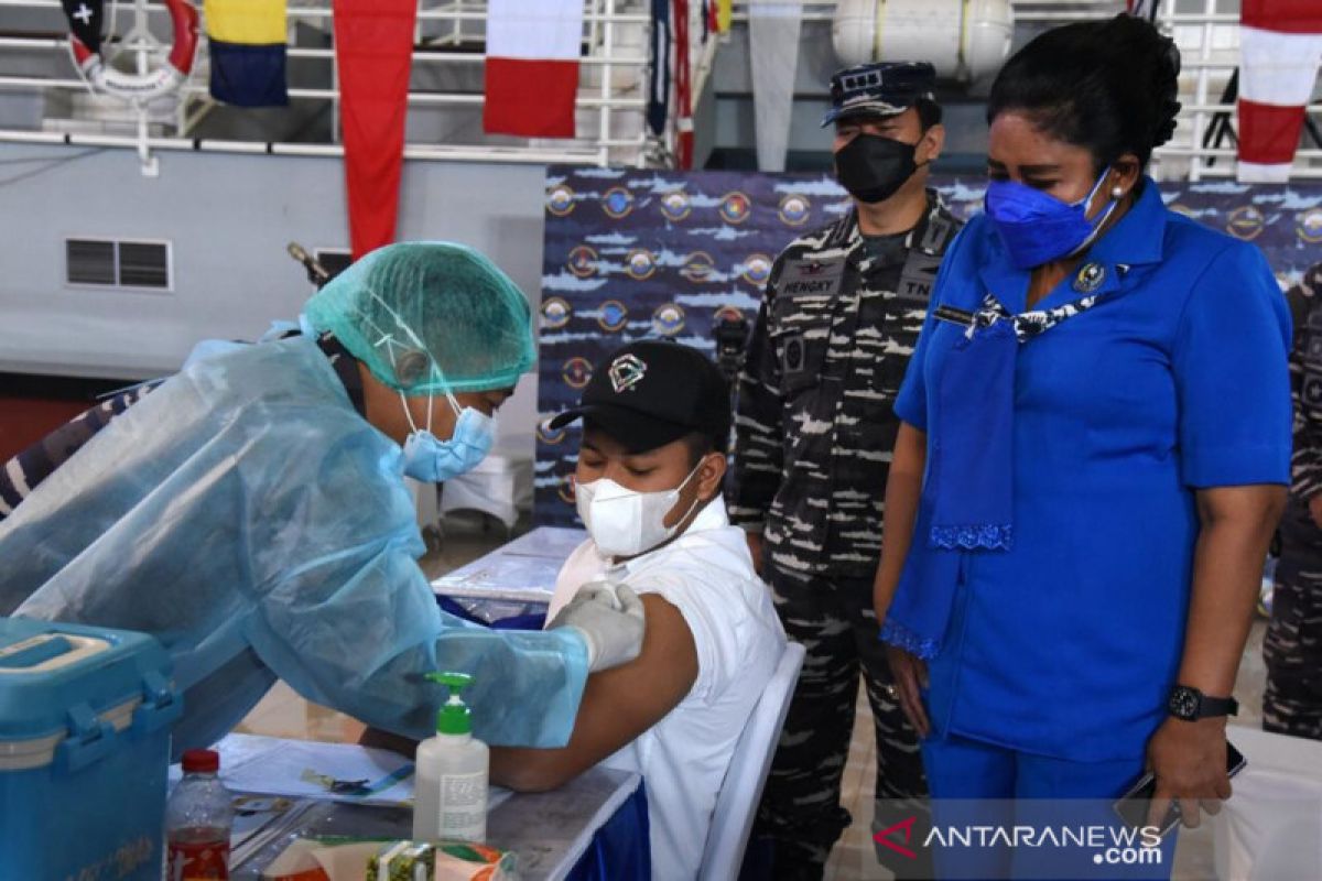 Jalasenastri TNI AL gelar vaksinasi COVID-19 bagi anak dan remaja