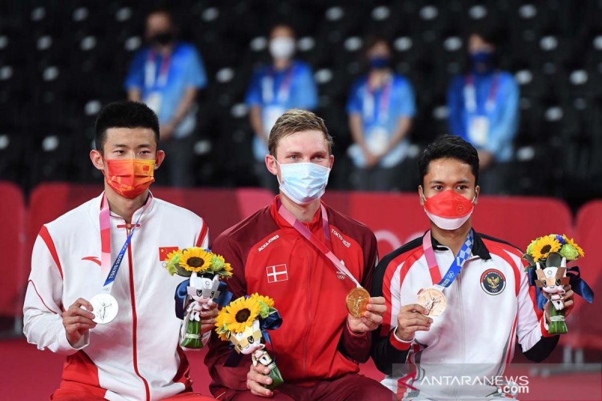 Peraih emas Axelsen berikan ucapan kepada Chen Long dan Anthony Ginting