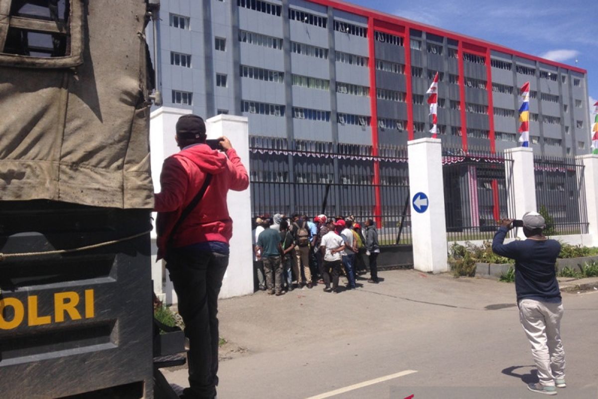 Pengusaha OAP palang kantor bupati Jayawijaya tuntut pembagian proyek