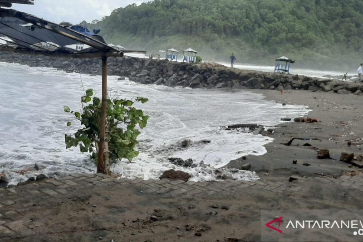 Warga Kebumen diminta waspadai gelombang tinggi di tepi Pantai Sawuk