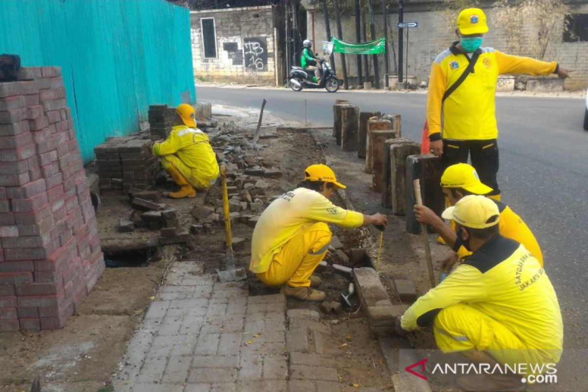 Sudin Bina Marga Jaksel perbaiki trotoar yang rusak di Kemang Utara