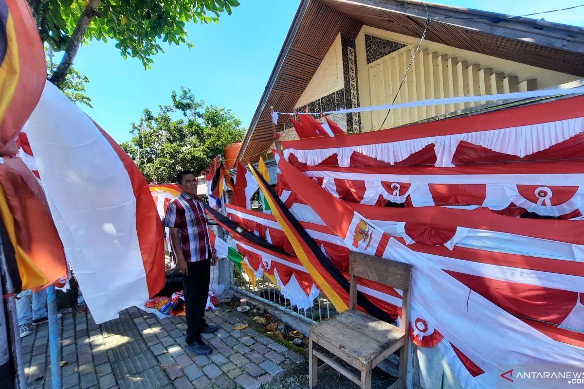 Pedagang bendera musiman mulai bermunculan di Pariaman