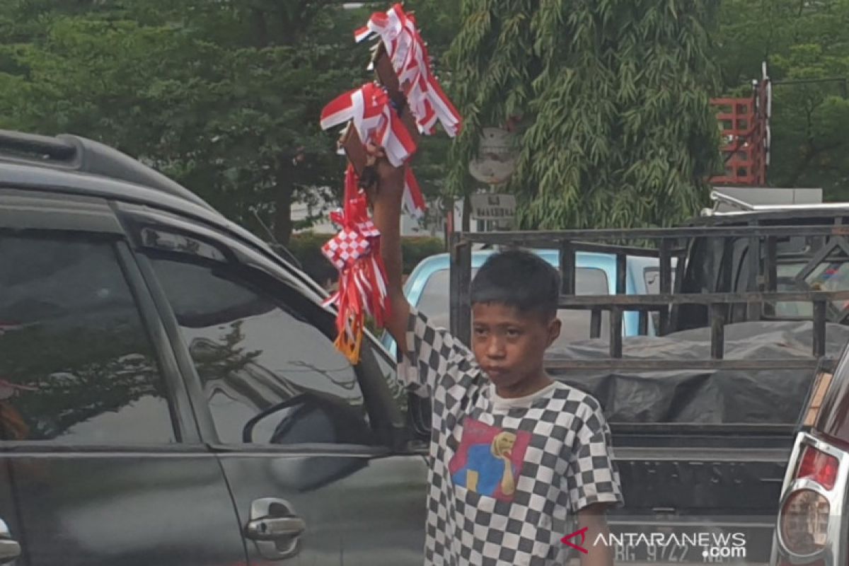 Pedagang asongan di Palembang tawarkan pernak-pernik HUT RI