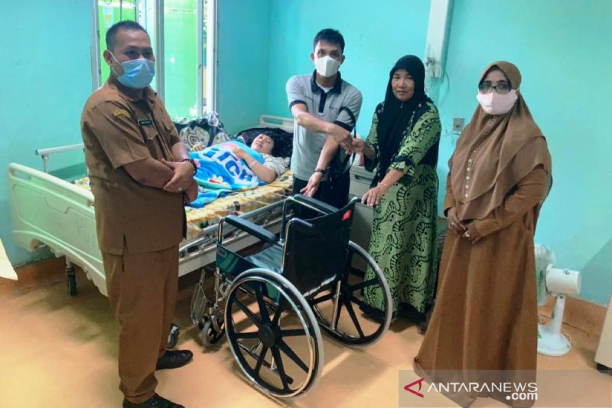 Pemkab Aceh Barat bantu kursi roda untuk Amelia, pasien vaksin yang sempat lumpuh