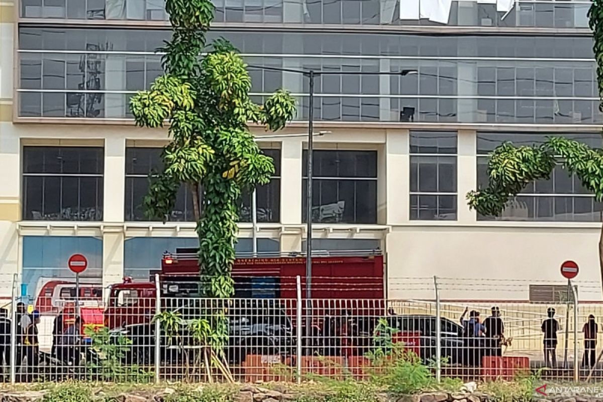 Seluruh karyawan dievakuasi saat kebakaran di Gedung LRT Jakarta