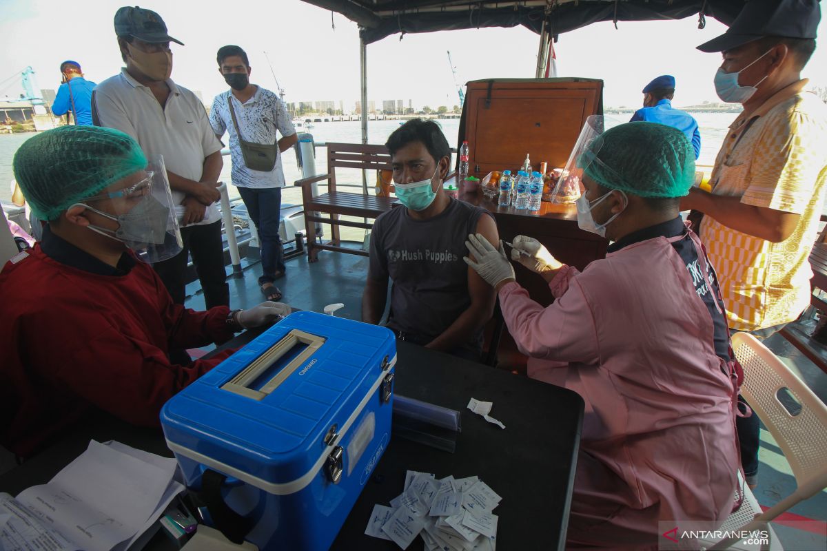 Gerai vaksinasi terapung sasar nelayan dan pelaut
