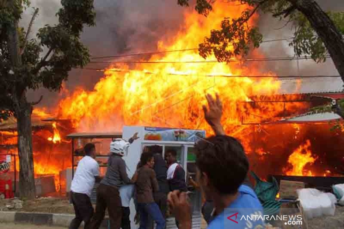 Rumah terbakar. pasangan suami istri alami luka bakar