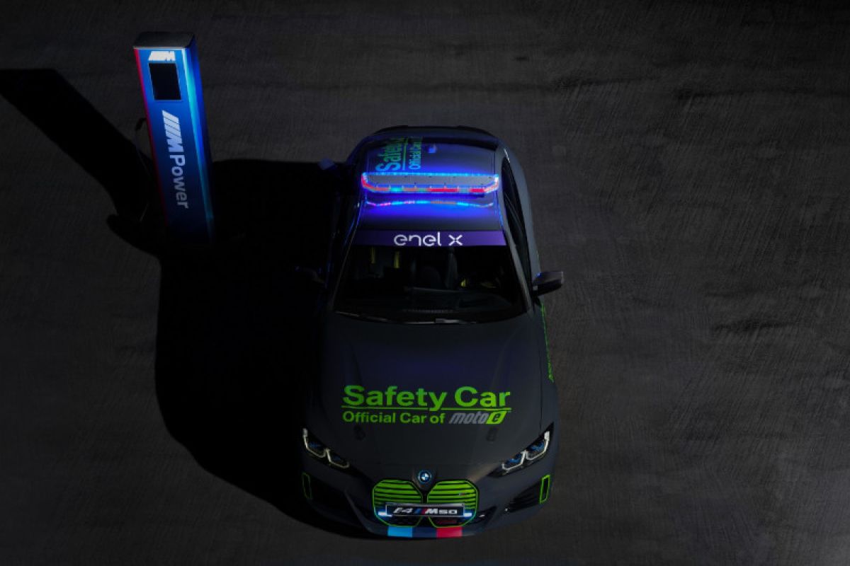 BMW i4 M50 resmi jadi "safety car full electric" ajang balap MotoE