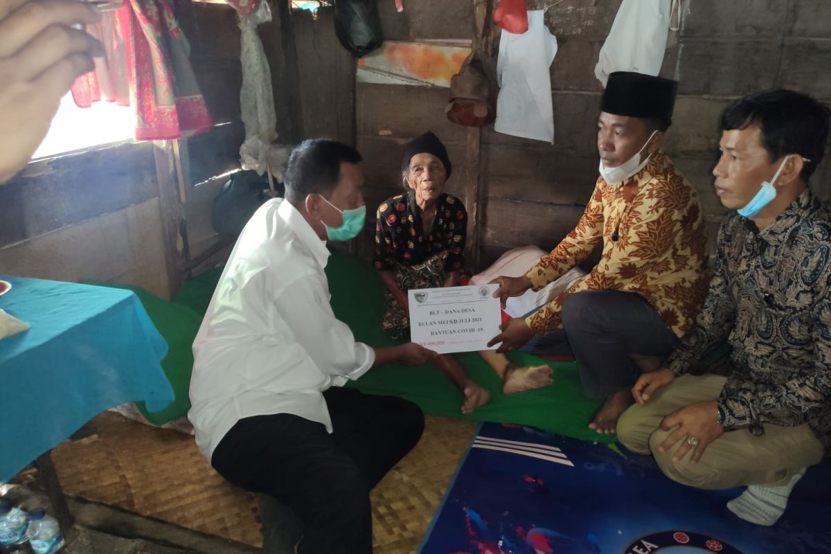 Bupati Pesisir Selatan Serahkan BLT Dana Desa langsung ke rumah warga