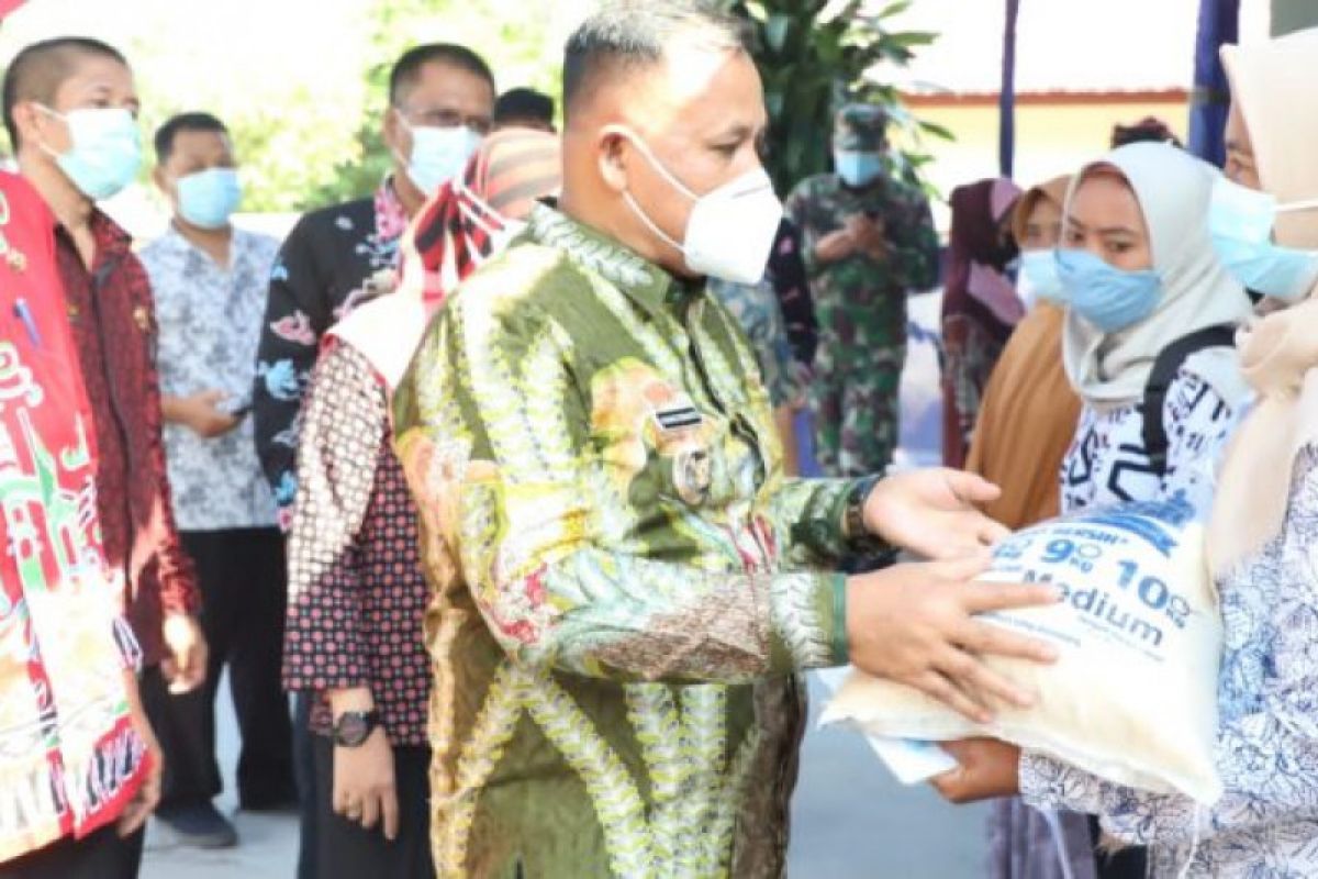 Bupati Lampung Selatan bagikan BST dan beras PPKM