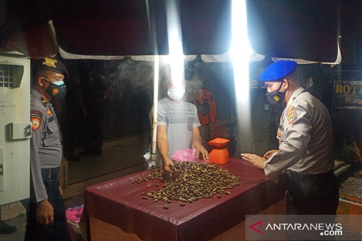 Kepolisian Resor Bangka Barat sosialisasi PPKM kepada PKL sambil borong dagangan