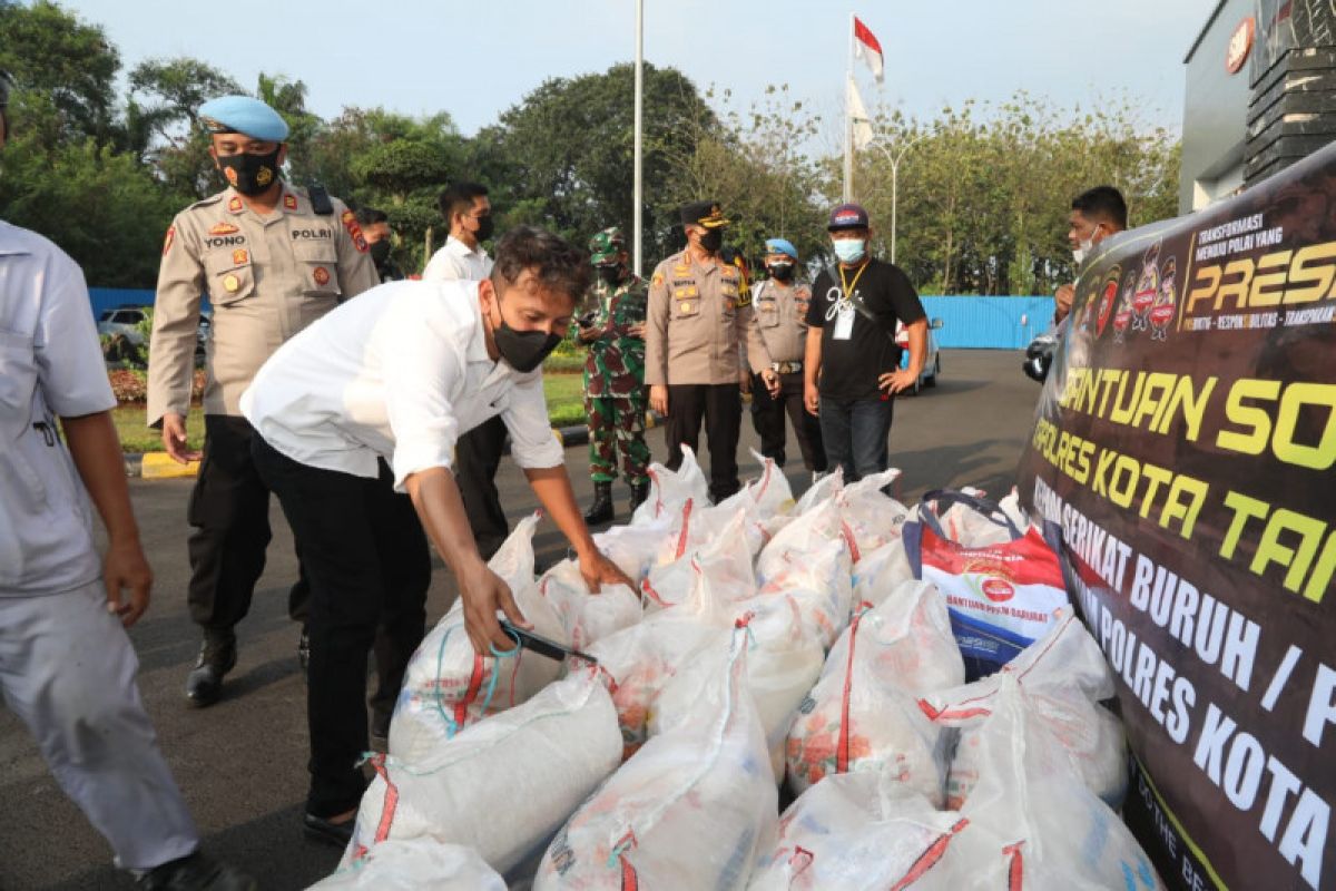 Polresta Tangerang salurkan beras bagi pekerja terdampak COVID