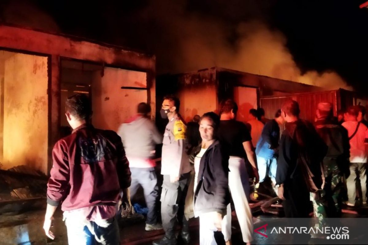 32 kios pasar Batang Toru habis terbakar