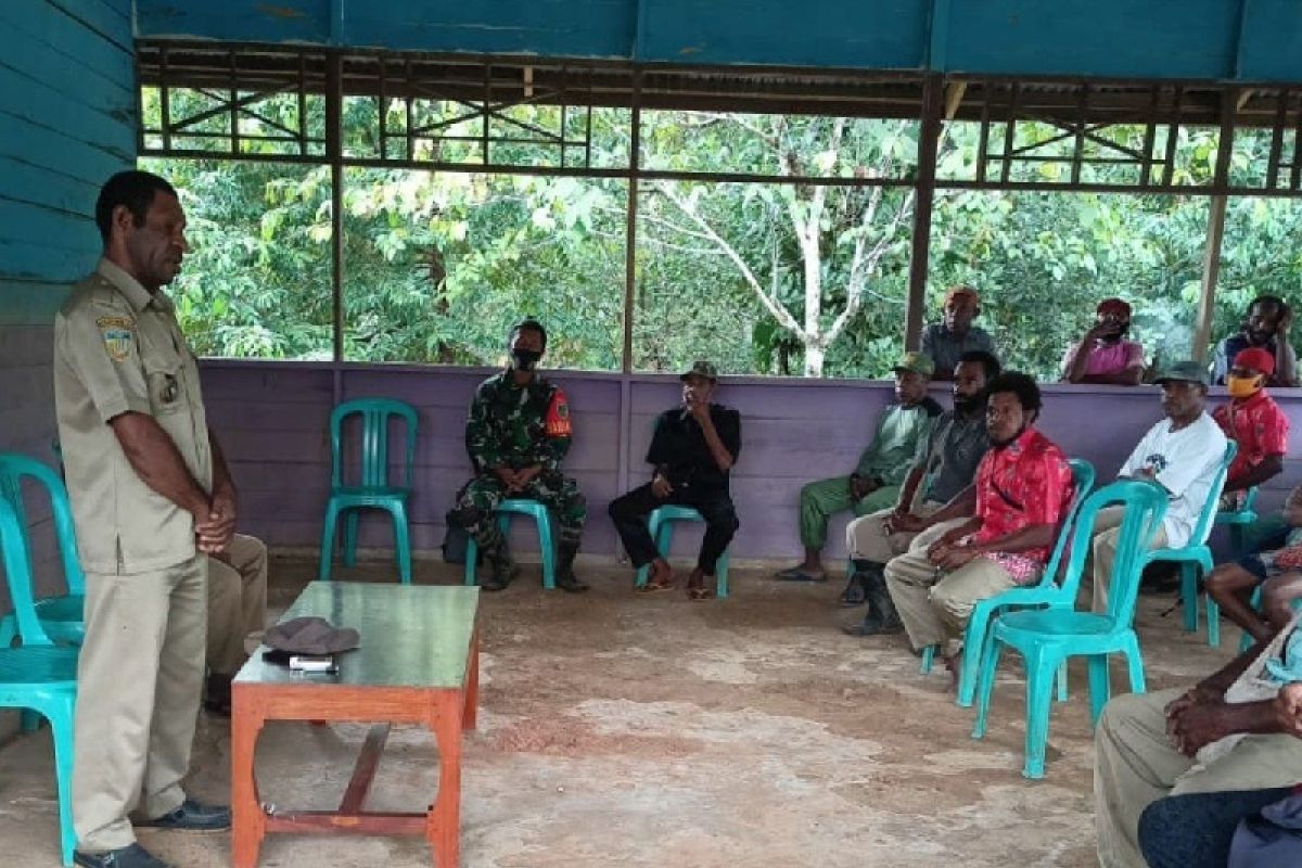 Babinsa hadiri musyawarah kampung Waropko