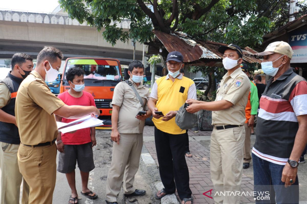 Pemkot Jaksel bekuk tiga pelaku pembuangan limbah tangki septik