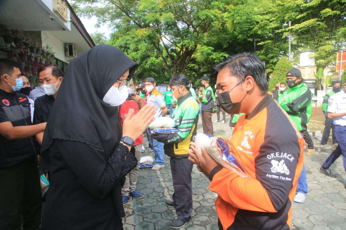 Pemkab Banyuwangi salurkan bantuan beras kepada pengemudi ojol terdampak PPKM