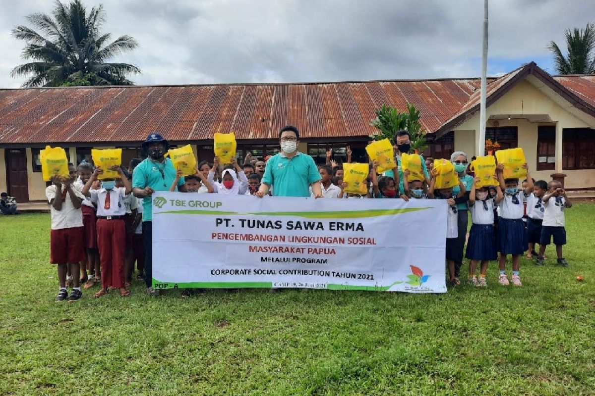 Peduli pendidikan, TSE group salurkan bantuan alat tulis ke anak-anak Papua