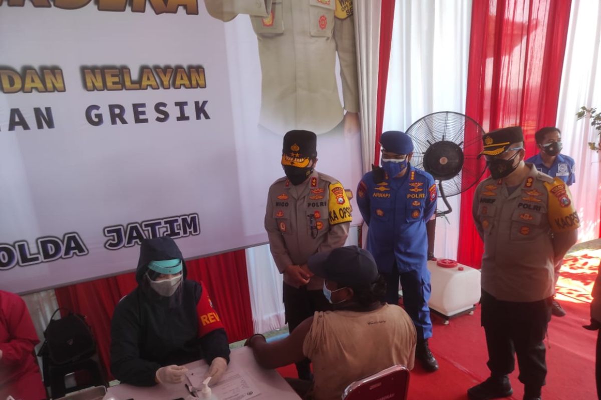 Kapolda Jatim tinjau vaksinasi masyarakat pesisir Gresik