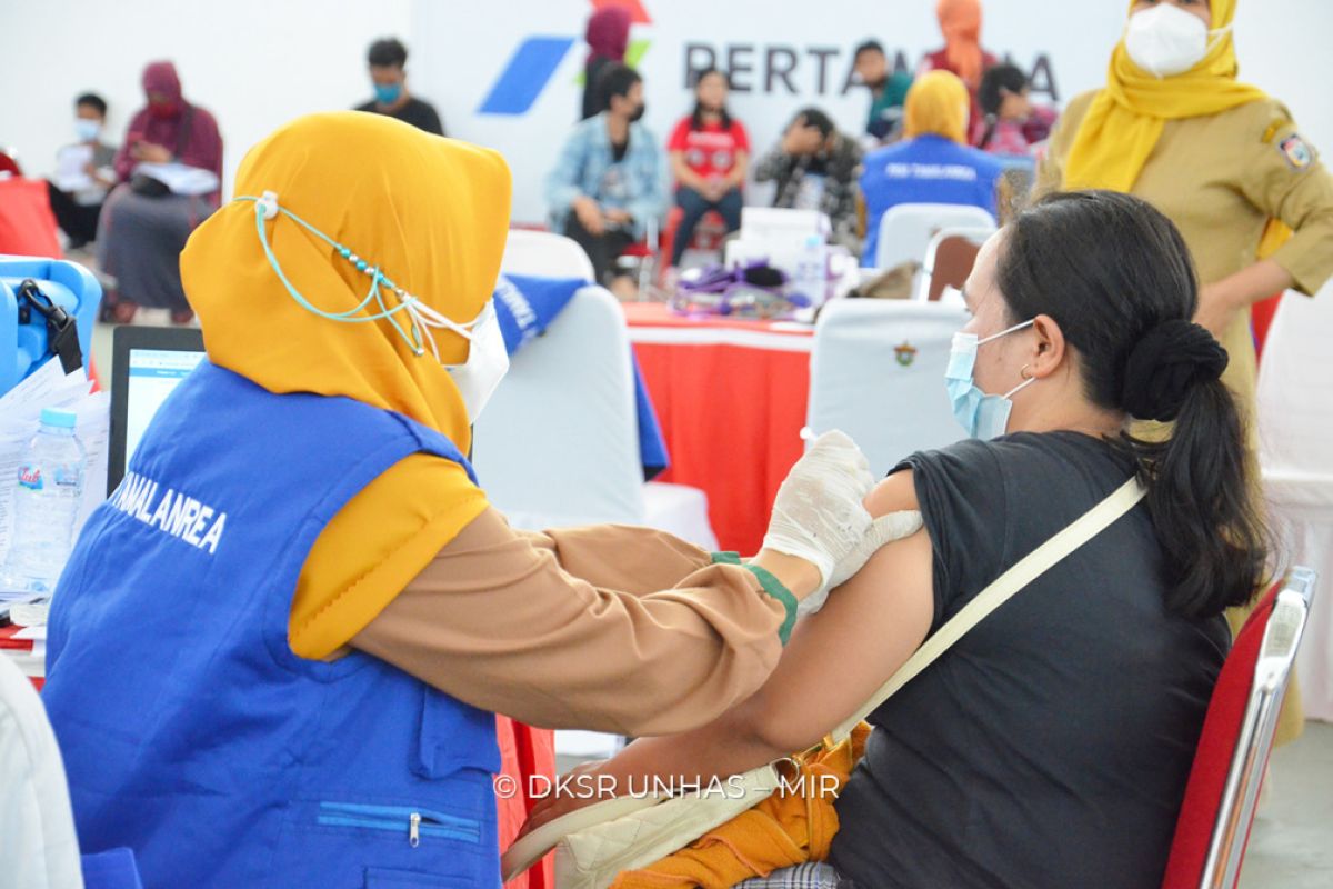Masyarakat antusias ikuti vaksinasi massal di Unhas Makassar