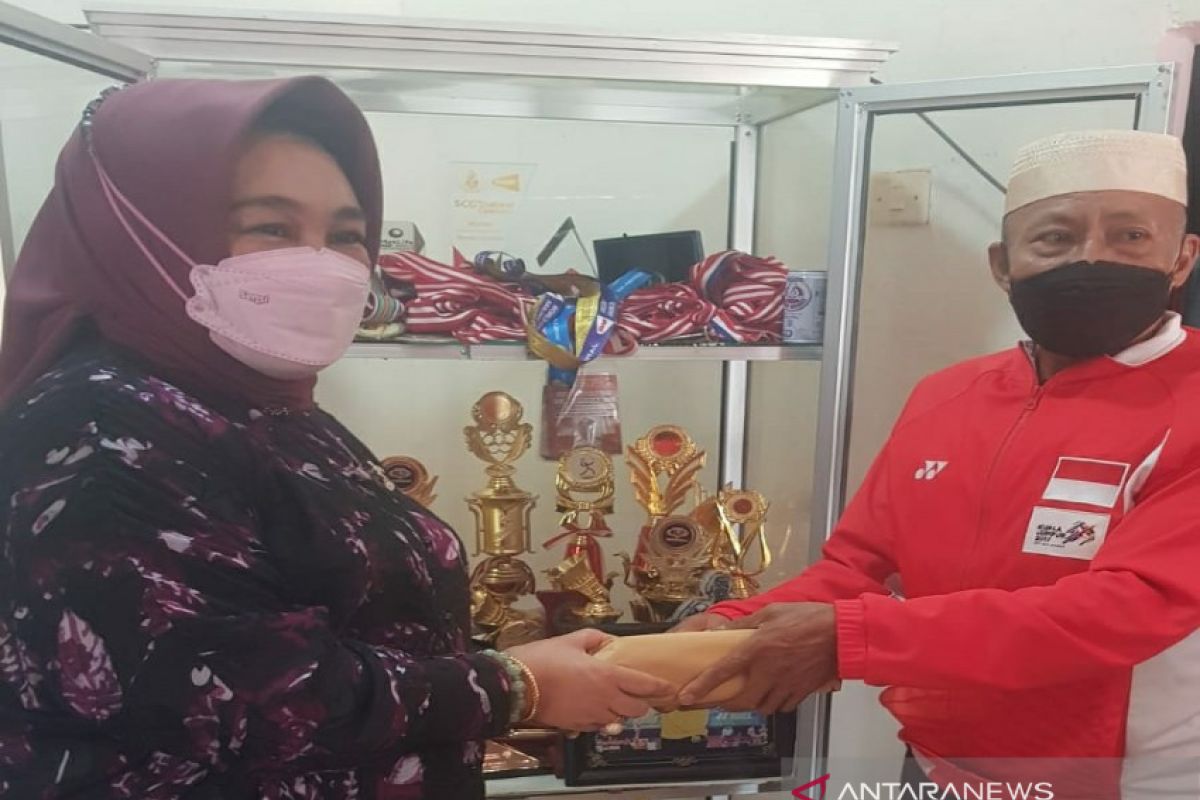 Anggota DPR Tina Nur Alam serahkan hadiah Rp100 juta untuk Apriyani