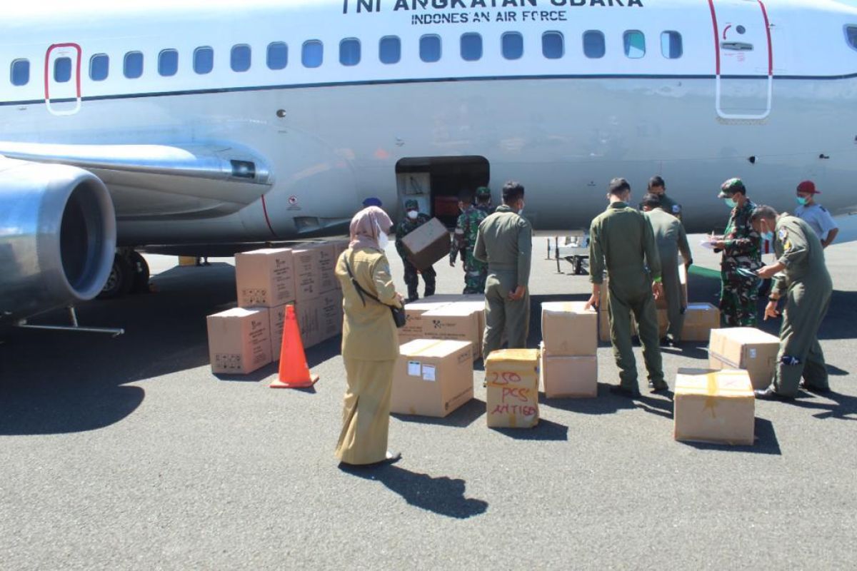 TNI AD bantu tabung oksigen bagi masyarakat Papua Barat