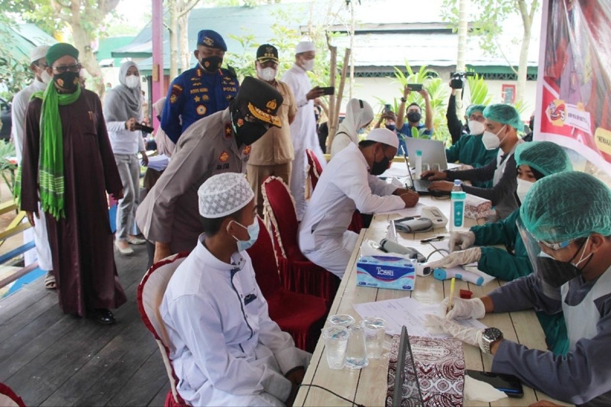 Wakapolda Kalteng pantau vaksinasi COVID-19 untuk kalangan santri di Sampit