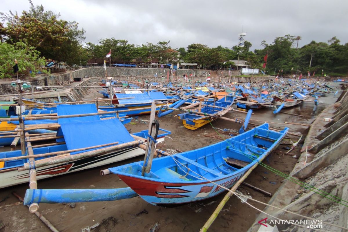 Puluhan perahu nelayan di Pantai Jayanti rusak akibat gelombang