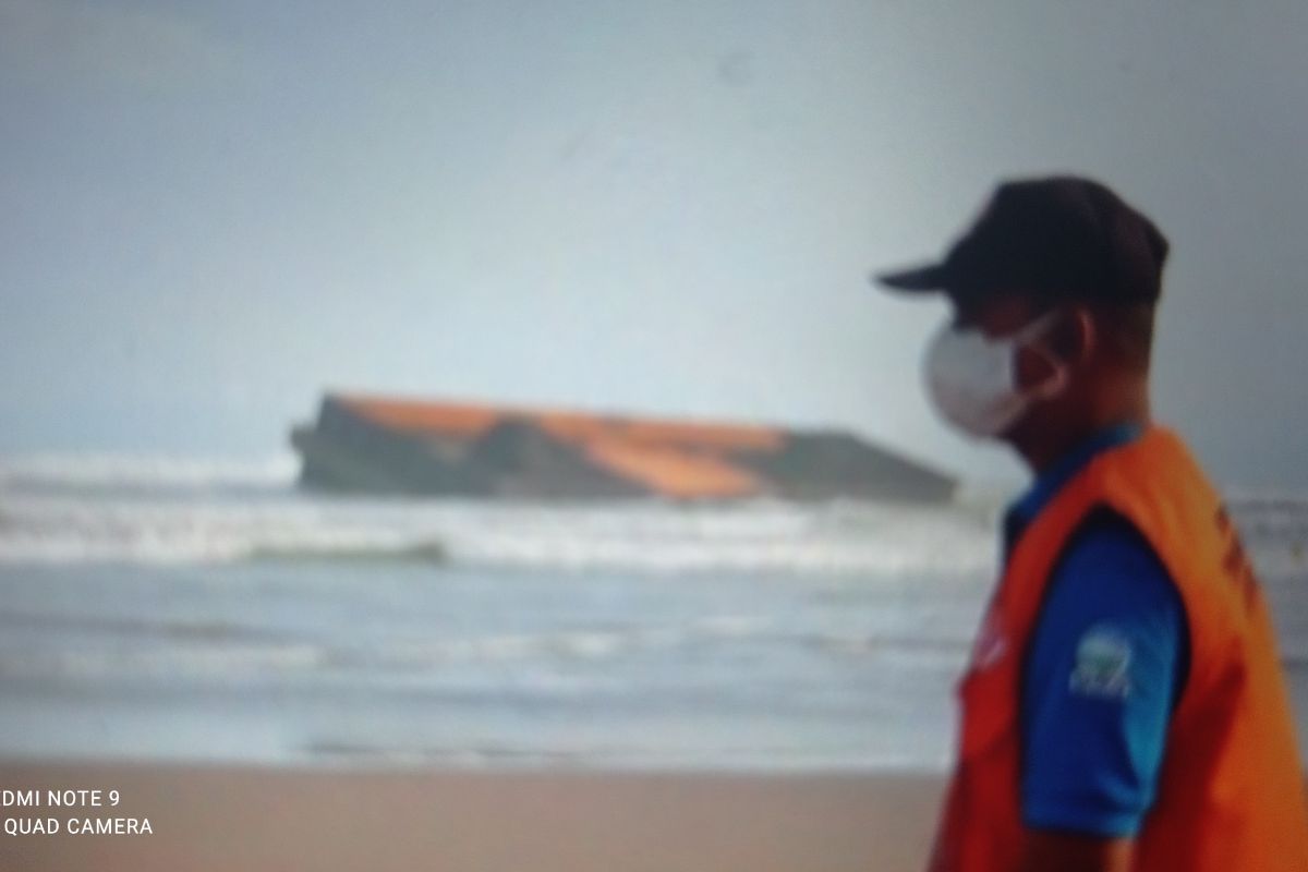 Tongkang pengangkut batu bara terdampar di Pantai Bayah