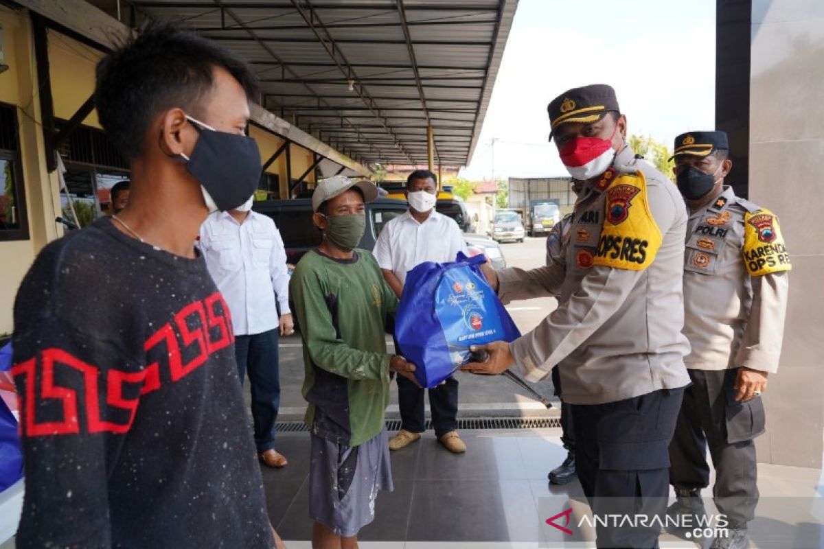 Polres Batang salurkan bansos pada buruh bangunan