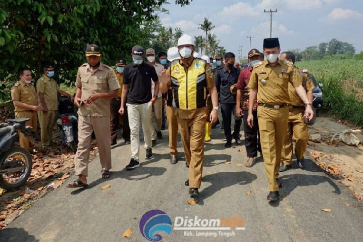 Bupati Lampung Tengah tinjau hasil pekerjaan perbaikan jalan di Seputih Agung