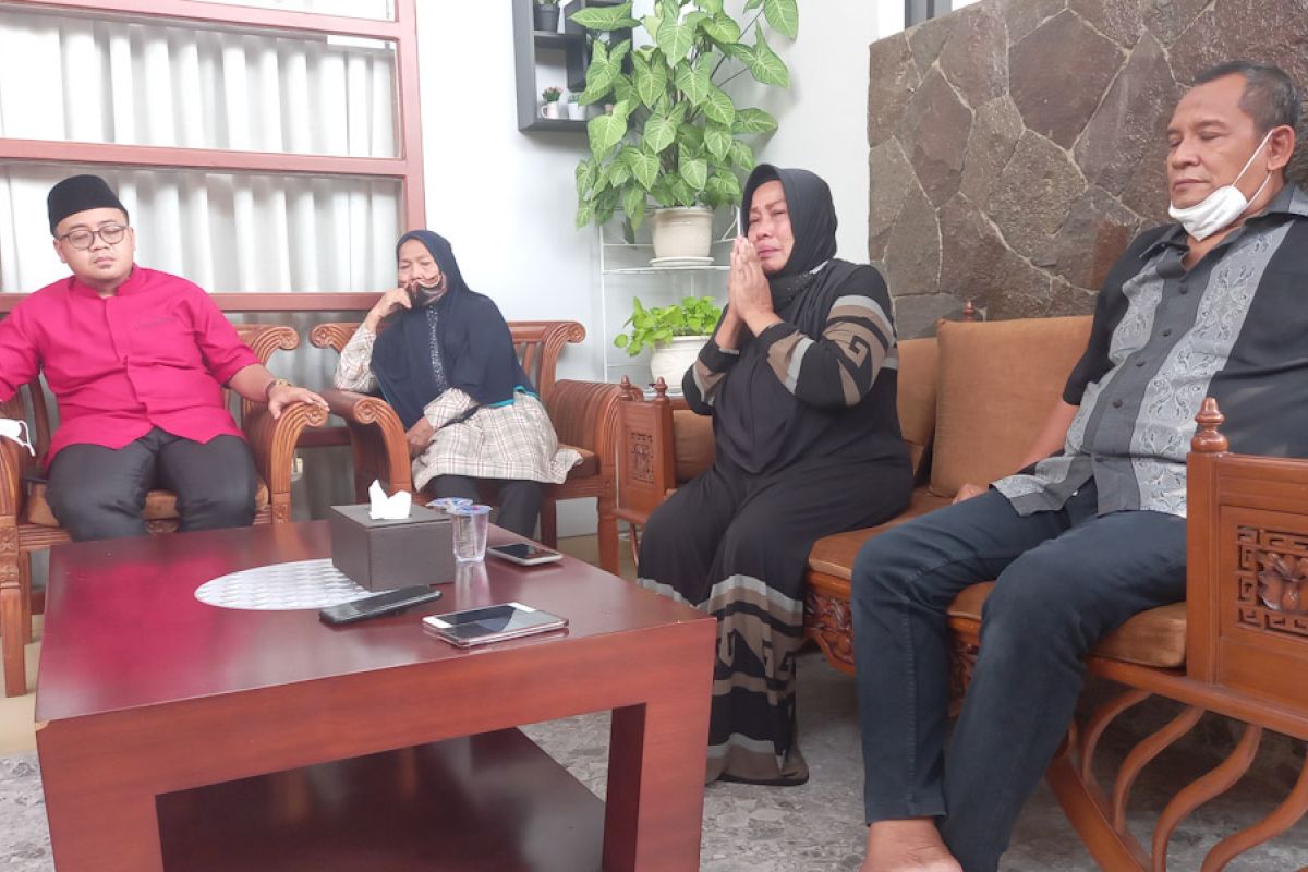 Keluarga tersangka pengeroyokan nakes minta maaf kepada korban dan nakes se-Indonesia