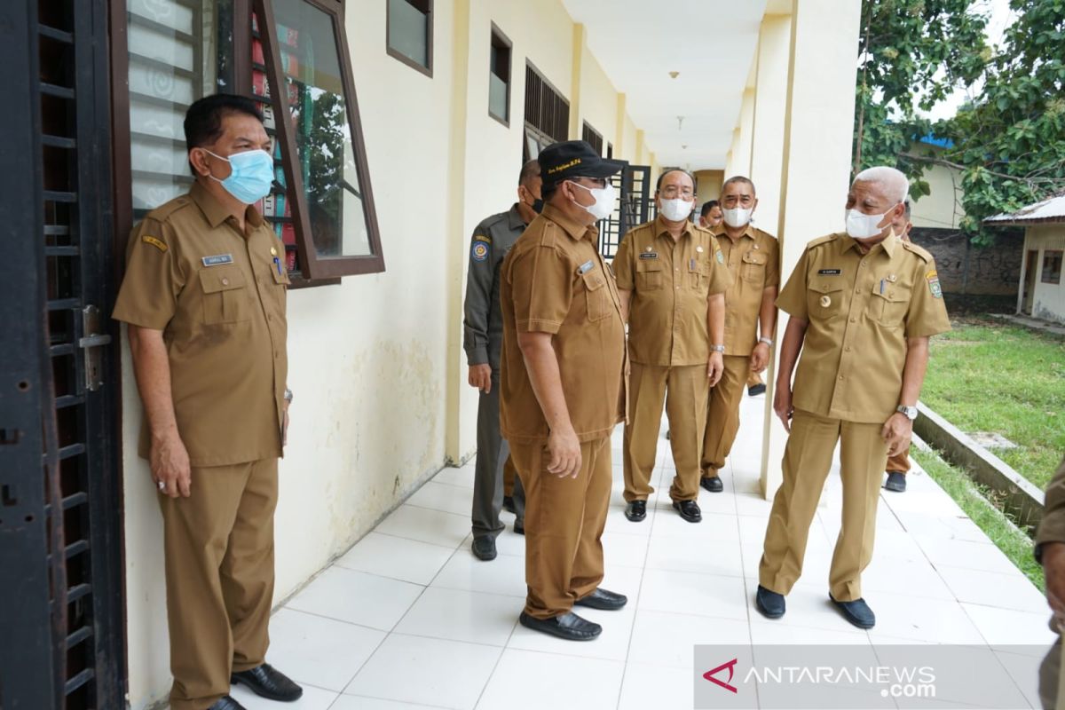 Bupati Asahan cek kondisi gedung isoman terpusat