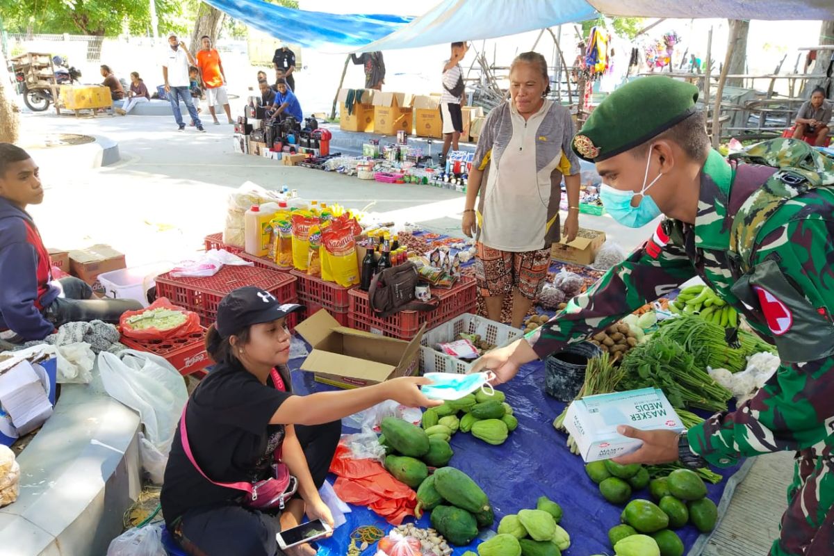 Satgas RI-Timor Leste bagi masker dan sosialisasi COVID-19