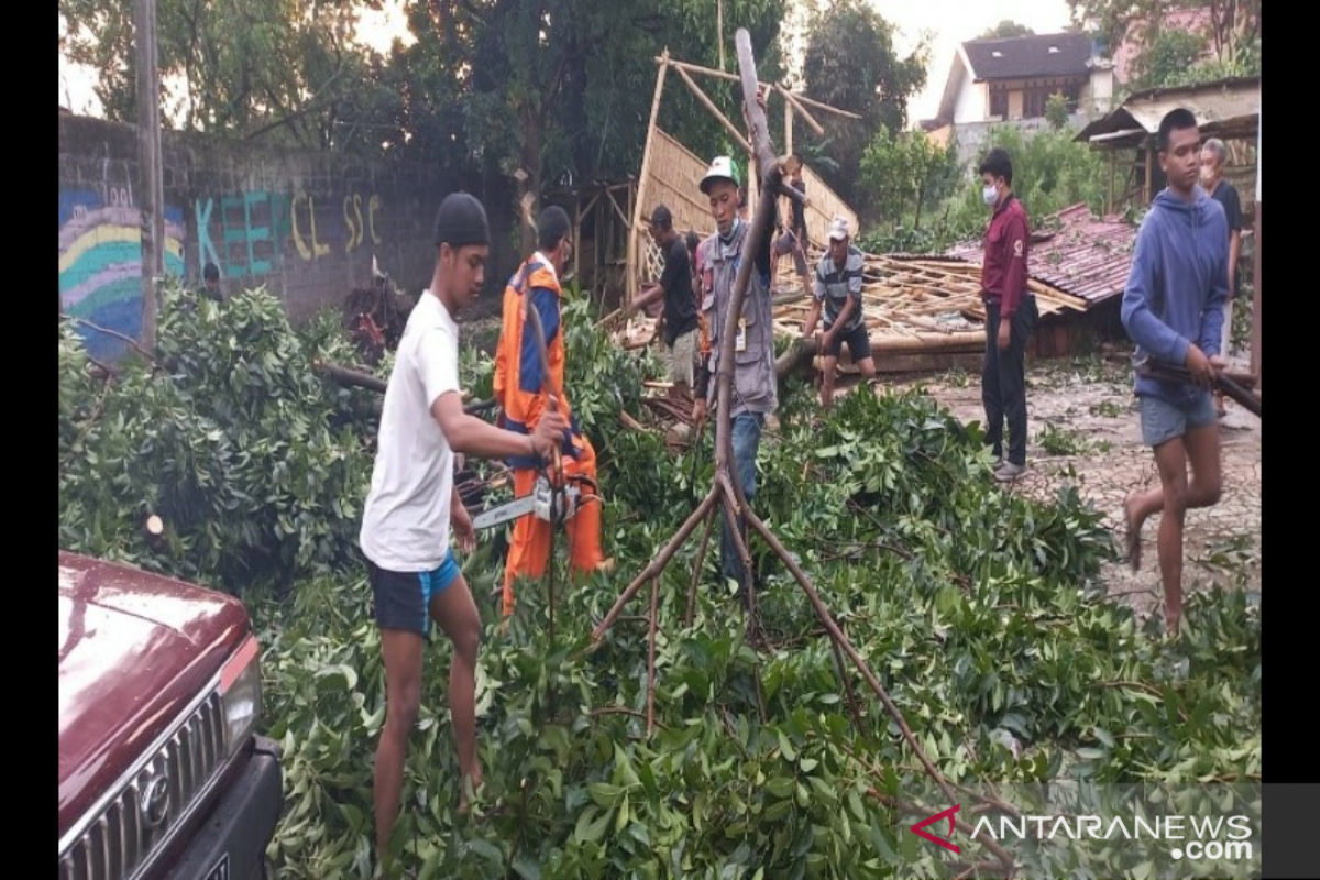 BNPB: 152 jiwa terdampak angin kencang di Kota Cimahi