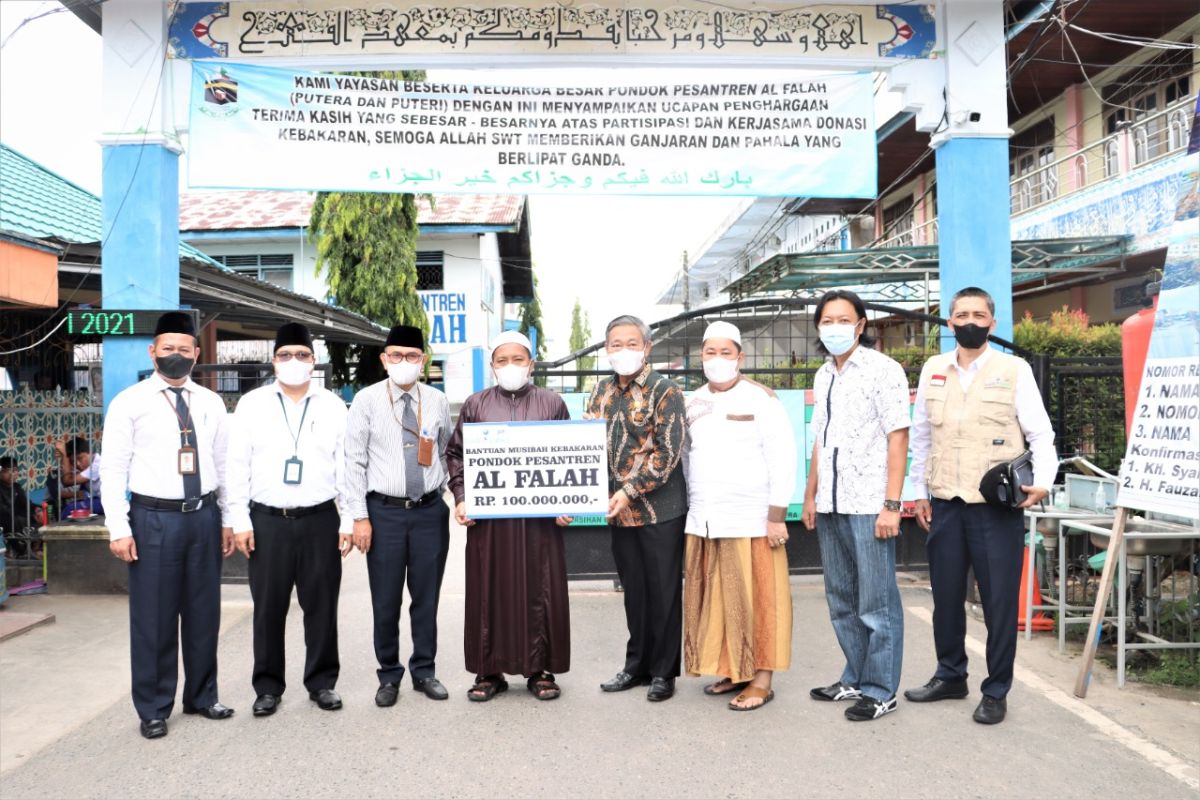 UPZ Bank Kalsel serahkan bantuan untuk Ponpes  Al-Falah Putra