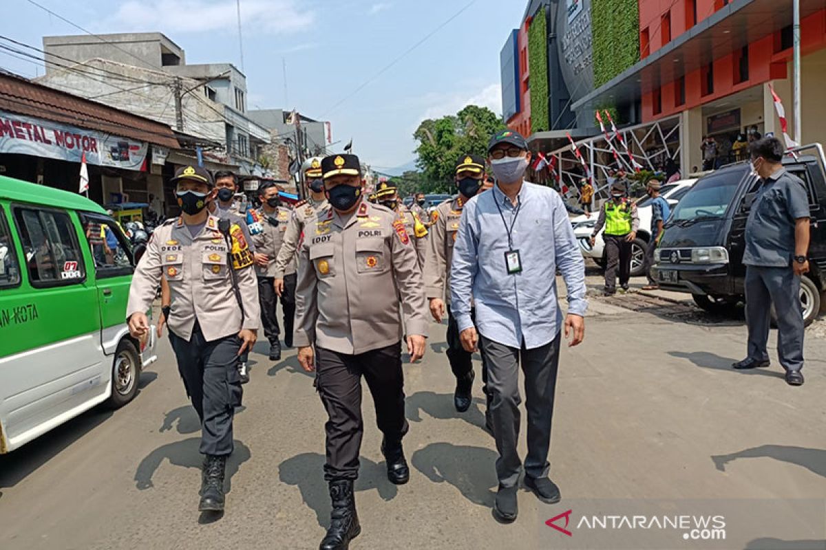 Wakapolda Jabar meninjau pelaksanaan prokes di Pasar Kota Bogor