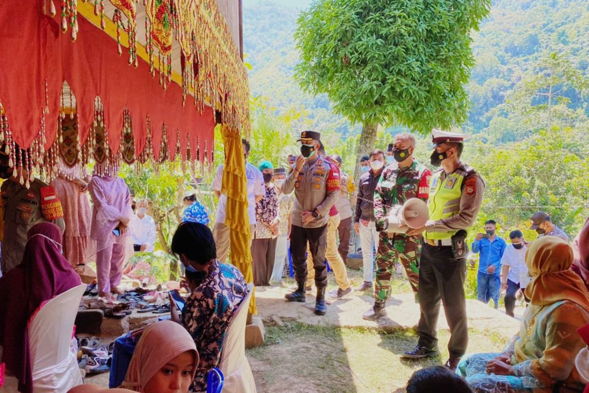 TNI-Polri aktif edukasi masyarakat kendalikan penularan COVID-19