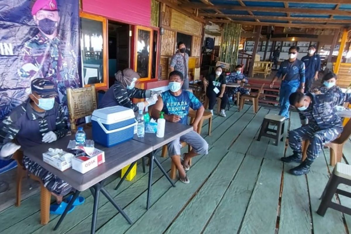 TNI AL laksanakan Serbuan Vaksinasi di Pulau Manado Tua