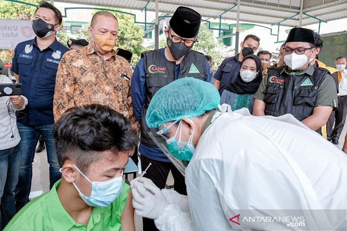 Menparekraf Sandiaga Uno apresiasi sentra vaksin anak di Jakarta Barat